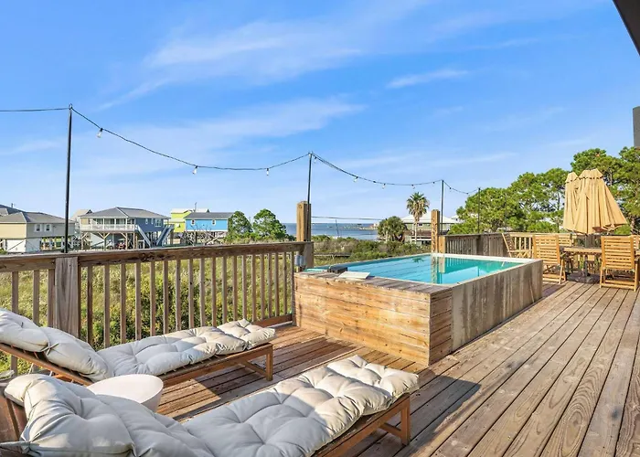 Peaceful 4br*private Pool*3-5 Min Walk To Beach!